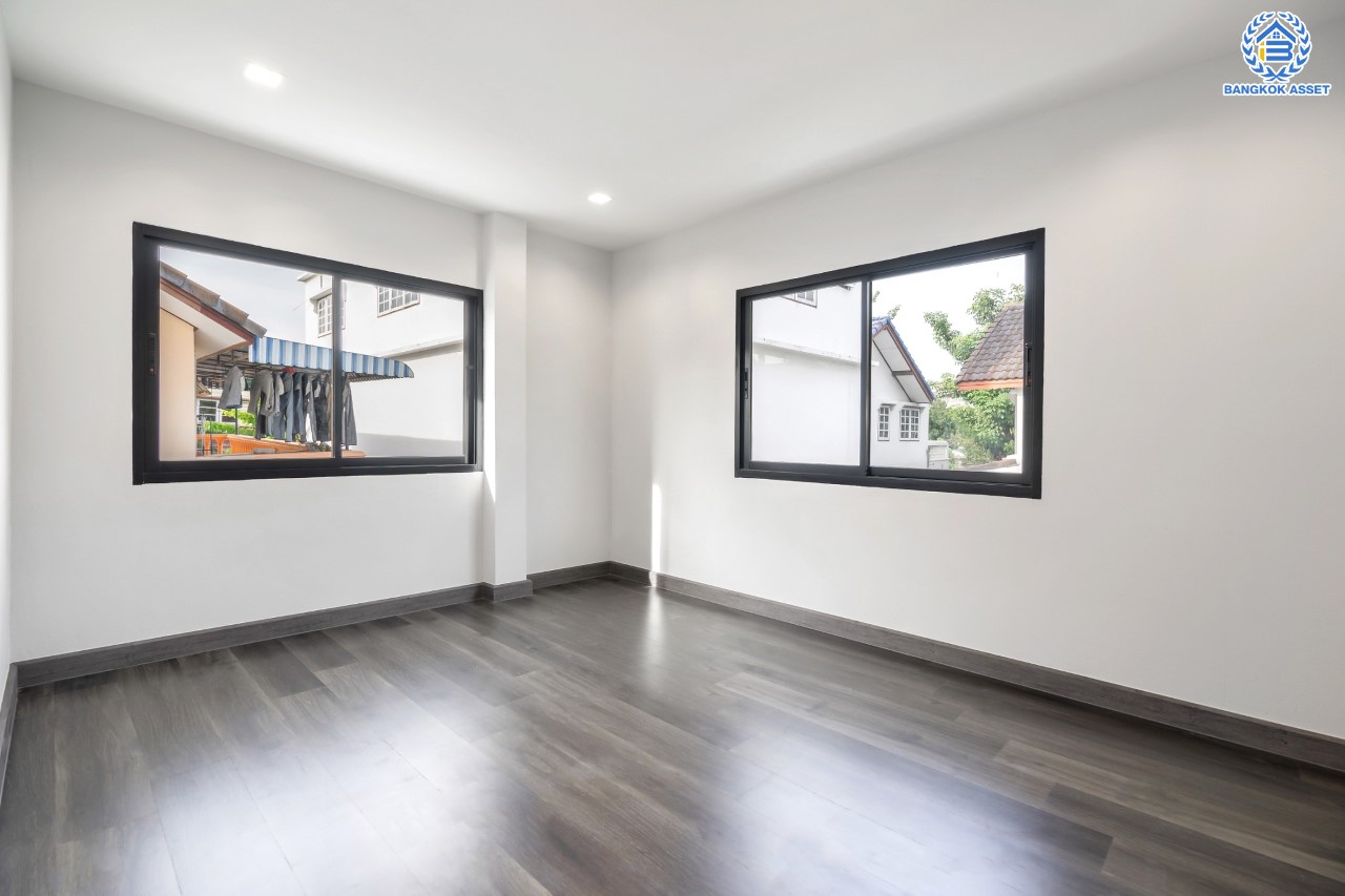 บ้านมือสองตกแต่งใหม่ ม.กฤษดานคร16-17 บรมราชชนนี-พุทธมณฑลสาย3 เนื้อที่ 60 ตร.ว. ฟังก์ชัน 4 ห้องนอน 3 ห้องน้ำ 1 ห้องอเนกประสงค์ จอดรถได้ 2 คัน บนทำเลศักยภาพ เชื่อมต่อเมืองอย่างรวดเร็ว ใกล้ทางคู่ขนานลอยฟ้าบรมราชชนนี ม.มหิดล เซ็นทรัลศาลายา และทางด่วน ฯลฯ...